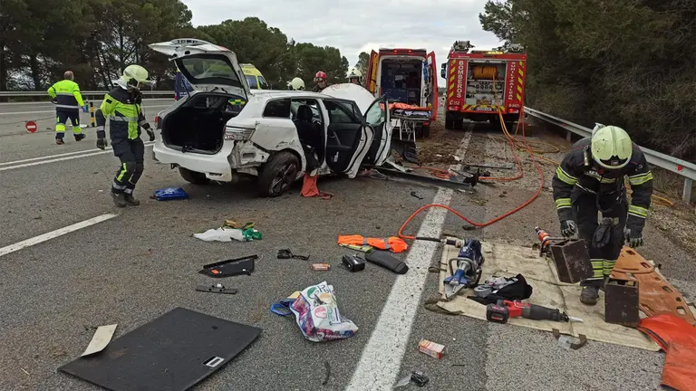 Imagen de c&oacute;mo ha quedado el coche tras el accidente. BOMBEROS