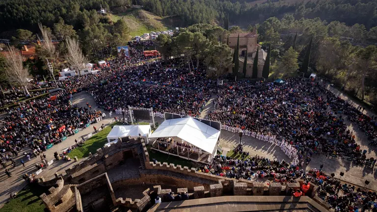 Miles de peregrinos llegados de toda Navarra y de otras provincias de España han asistido esta tarde a la misa oficiada por el arzobispo de Pamplona, Florencio Roselló, en la explanada del Castillo de Javier, localidad natal de San Francisco Javier, patrón de Navarra y patrón mundial de las misiones, con la que se ha puesto fin a las Javieradas de 2025. EFE/Villar López