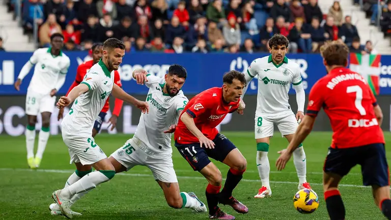 Ante Budimir pelea con la defensa del Getafe en El Sadar. EFE/Villar Lopez
