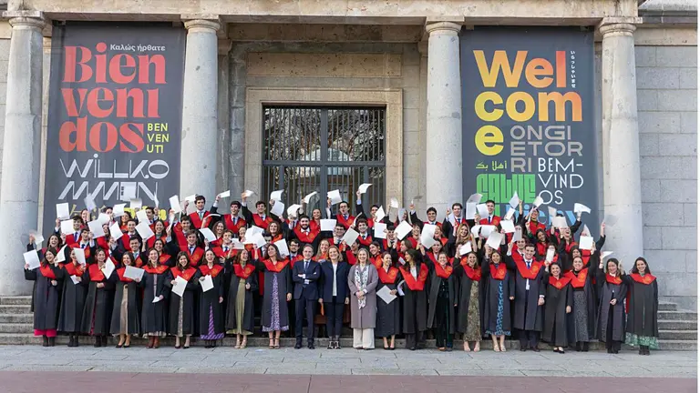 Los 91 estudiantes de la XXI promoci&oacute;n de becarios Alumni de la Universidad de Navarra con la vicerrectora de Estudiantes y Relaciones Internacionales, Rosal&iacute;a Baena, la directora de Desarrollo Corporativo, Isabel Olloqui y el profesor Jos&eacute; L&oacute;pez Guzm&aacute;n, padrino de la promoci&oacute;n. UNIVERSIDAD DE NAVARRA