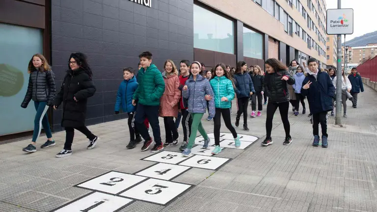 Ni&ntilde;os de 5&ordm; de Primaria del colegio p&uacute;blico Patxi Larrainzar de Pamplona discurren por el 'camino seguro'. AYUNTAMIENTO DE PAMPLONA