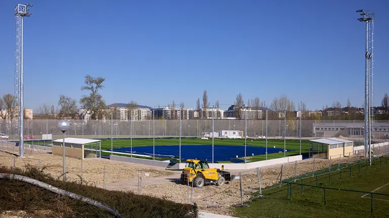Imagen de la construcci&oacute;n de la nueva pista de s&oacute;ftbol en las instalaciones deportivas de la UPNA. CEDIDA