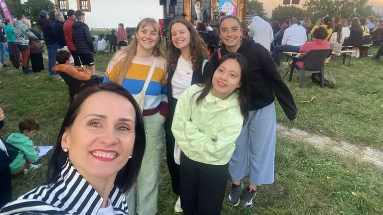Goretti Barriola Artieda (primera por la derecha, fila posterior), alumna de Medicina de la UPNA, con otras estudiantes, durante sus pr&aacute;cticas en Ruman&iacute;a durante el verano pasado gracias al programa en destinos rurales. - UPNA -