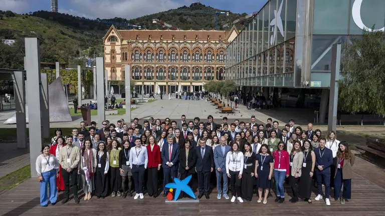 Foto de familia de la entrega de becas en el Museo de la Ciencia CosmoCaixa. Fundaci&oacute;n la Caixa