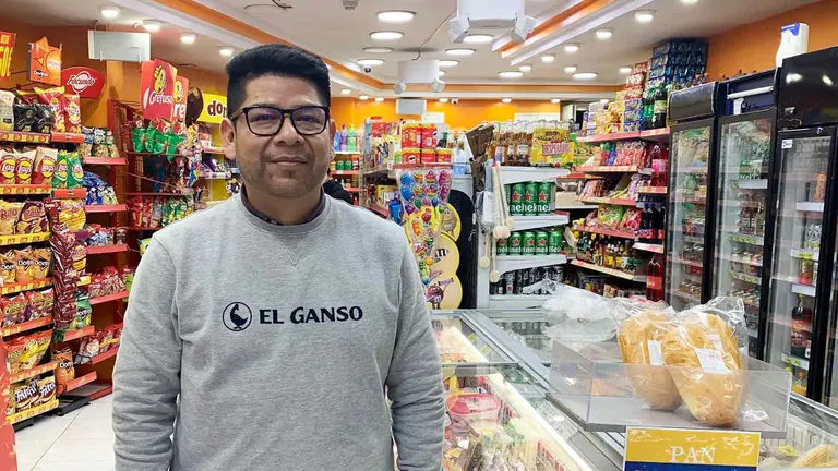 Walter Méndez Duri en el interior de su supermercado en Pamplona. Navarra.com
