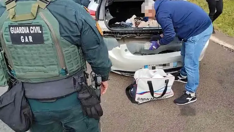 El doble fondo se ocultaba en el parachoques trasero. GUARDIA CIVIL