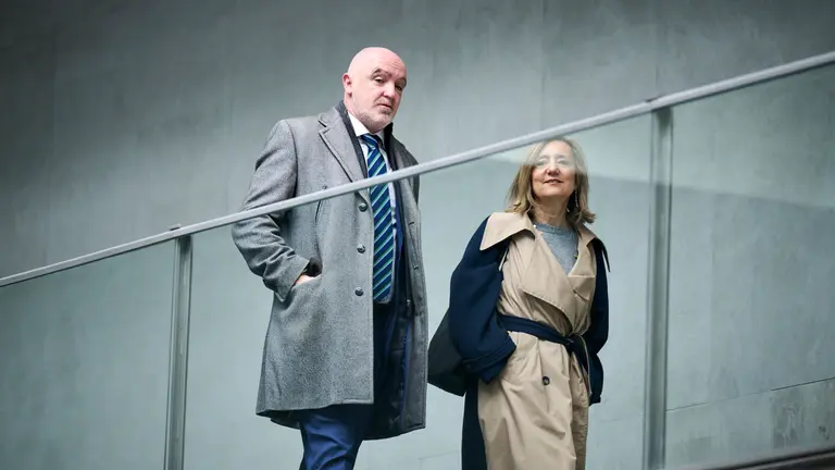 Javier Eparza y Cristina Ibarrola en el Parlamento. PABLO LASAOSA