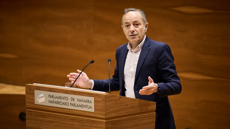 Juan Luis S&aacute;nchez de Muni&aacute;in de UPN durante la celebracion del pleno del Parlamento. PABLO LASAOSA