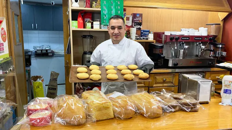 Augusto Valderrama en su panadería del barrio de la Milagrosa en Pamplona. navarra.com