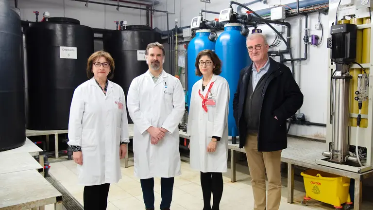 En la planta de tratamientos de aguas del HUN, de izquierda a derecha: Milagros Larr&aacute;yoz, directora de Gesti&oacute;n Econ&oacute;mica y Servicios Generales del HUN; Javier G&oacute;mez-Arrue, director de Navarrabiomed-Fundaci&oacute;n Miguel Servet; Estrella Petrina, directora gerente del HUN; y Ferm&iacute;n Rom&aacute;n Iriarte Artajo, jefe del Servicio de Infraestructuras del HUN. GOBIERNO DE NAVARRA