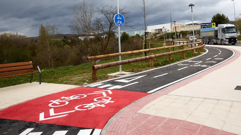 El consejero de Cohesión Territorial, Óscar Chivite, y la delegada del Gobierno en Navarra, Alicia Echeverría, visitan el fin de obras del carril bici que conecta Burlada, Huarte y Sarriguren. IÑIGO ALZUGARAY