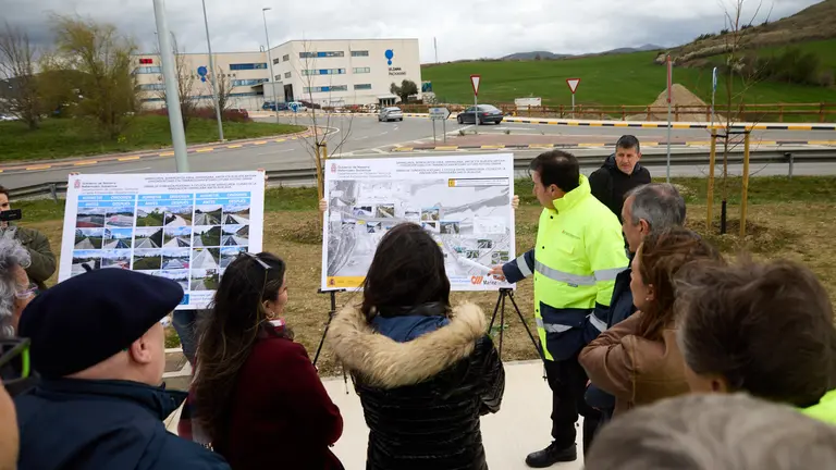 El consejero de Cohesi&oacute;n Territorial, &Oacute;scar Chivite, y la delegada del Gobierno en Navarra, Alicia Echeverr&iacute;a, visitan el fin de obras del carril bici que conecta Burlada, Huarte y Sarriguren. I&Ntilde;IGO ALZUGARAY
