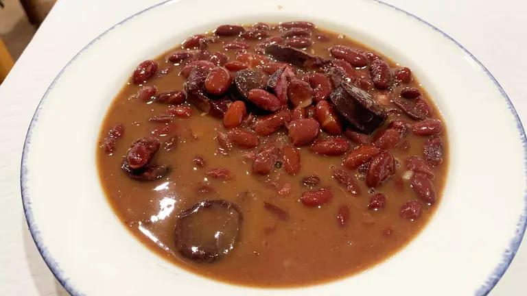 Plato de alubias rojas en el bar restaurante del camping Acedo. Navarra.com