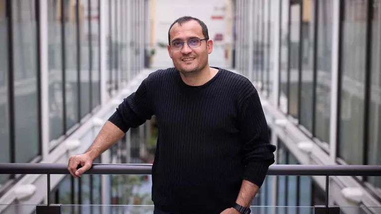 El ingeniero Elieser Ernesto Gallego, nuevo doctor por la UPNA, en el campus de Arrosadia. UNIVERSIDAD P&Uacute;BLICA DE NAVARRA