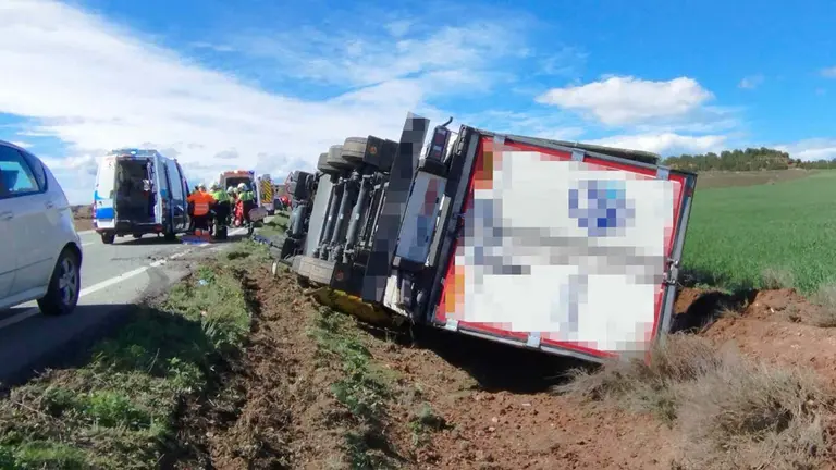 El cami&oacute;n ha volcado y ha sido preciso desatrapar a uno de sus ocupantes. POLIC&Iacute;A FORAL