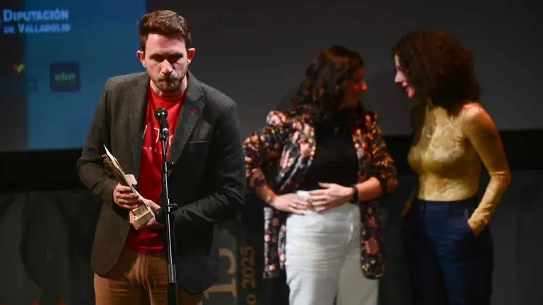 El director de cine navarro Javier Celay recogiendo el 'Roel' a mejor cortometraje en la secci&oacute;n Fantasmedina del festival de Medina del Campo. CEDIDA