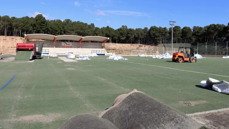 El campo de f&uacute;tbol de Santa Quiteria Santa Quiteria, sustituye su c&eacute;sped artificial. AYUNTAMIENTO DE TUDELA