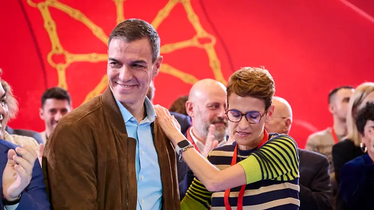 El presidente del Gobierno de España, Pedro Sánchez, junto a María Chivite y Santos Cerdán clausura del 13 COngreso Regional del PSN. PABLO LASAOSA