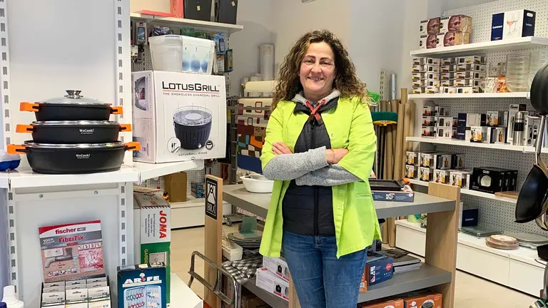 Mercedes Fernández en su ferretería San Eloy en el barrio de San Juan en Pamplona. Navarra.com