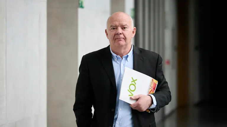 Emilio Jim&eacute;nez de VOX en su llegada a la Mesa y Junta de Portavoces. PABLO LASAOSA