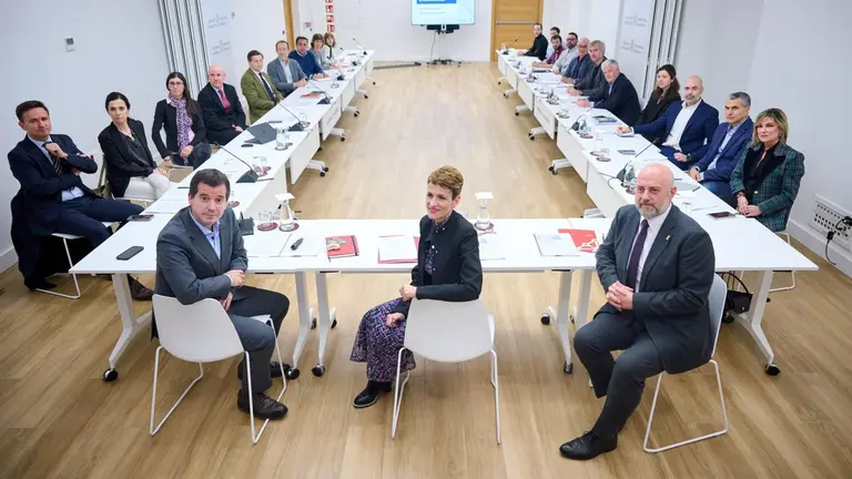 La presidenta de Navarra, Mar&iacute;a Chivite, junto a los consejeros Arasti e Irujo en la reuni&oacute;n de la Mesa de la Industria. GOBIERNO DE NAVARRA - MIGUEL OS&Eacute;S
