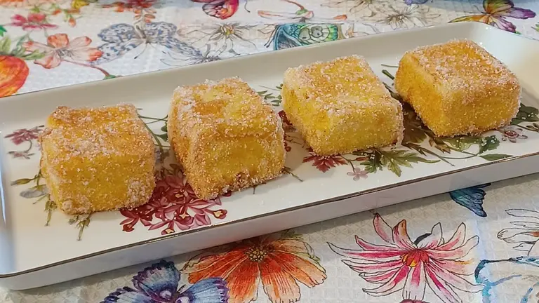 Imagen de un plato con leche frita. VIVIR EN EL PARAÍSO / WIKIMEDIA COMMONS