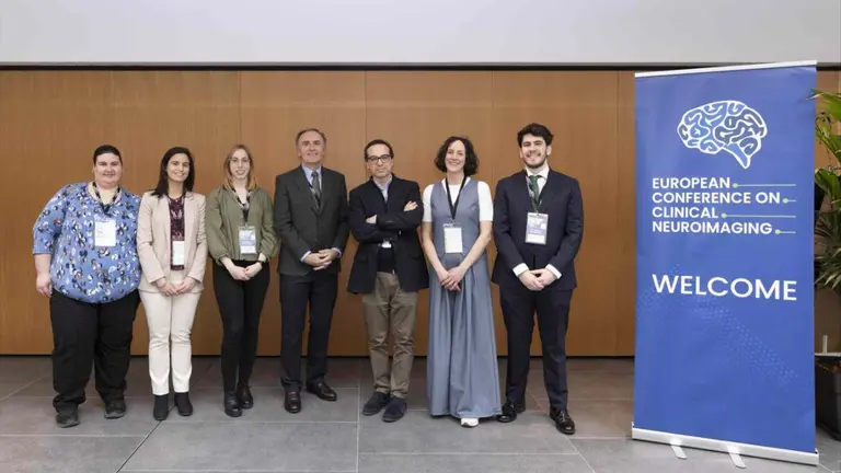 Los doctores Javier Arbizu, director de Medicina Nuclear (centro), Mario Riverol, especialista en Neurolog&iacute;a, y Elena Prieto, del Servicio de Radiof&iacute;sica y Protecci&oacute;n Radiol&oacute;gica, junto a los residentes de la Cl&iacute;nica Universidad de Navarra asistentes a la Conferencia Europea de Neuroimagen. CL&Iacute;NICA UNIVERSIDAD DE NAVARRA