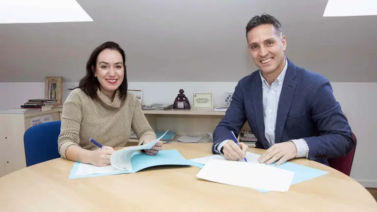 La concejala delegada de Igualdad, Acci&oacute;n Comunitaria, Barrios, Participaci&oacute;n Ciudadana y Euskera del Ayuntamiento de Pamplona, Zaloa Basabe, y el secretario de la Fundaci&oacute;n Solera, Borja Macaya - AYUNTAMIENTO DE PAMPLONA