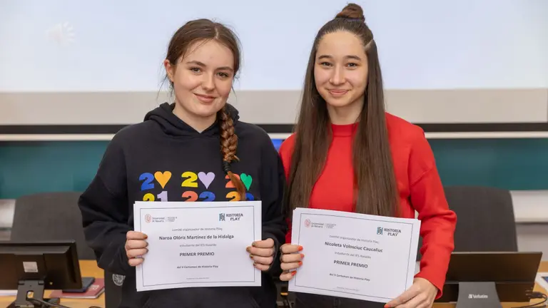 Naroa Ol&oacute;riz y Nicoleta Volosciuc, del IES Ibaialde, ganadoras del primer premio (faltaba Mayte Noelia Albi&ntilde;o, que no pudo asistir al acto). CEDIDA