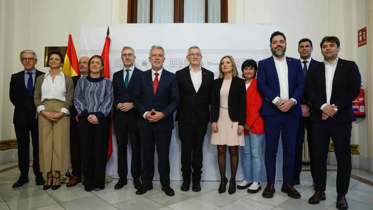 Comisi&oacute;n Mixta de la Junta de transferencias que ha firmado el traspaso delas competencias de Tr&aacute;fico a Navarra y por tanto la salida de la Guardia Civil de las carreteras de Navarra. EFE / Juan Carlos Hidalgo