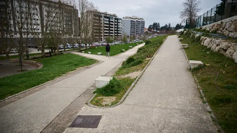 La Gerencia y la Comisi&oacute;n de Urbanismo, visitan las dotaciones del parque de las Pioneras, un espacio de mantenimiento cuyo mantenimiento pasar&aacute; a estar pr&oacute;ximamente a cargo del Consistorio, tras expirar el periodo de garant&iacute;a de la obra. PABLO LASAOSA