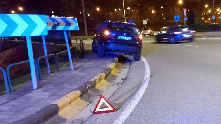 El coche subi&oacute; dos ruedas a la acera de la rotonda y se golpe&oacute; con la valla que protege de la ca&iacute;da al paso subterr&aacute;neo. POLIC&Iacute;A MUNICIPAL DE PAMPLOONA