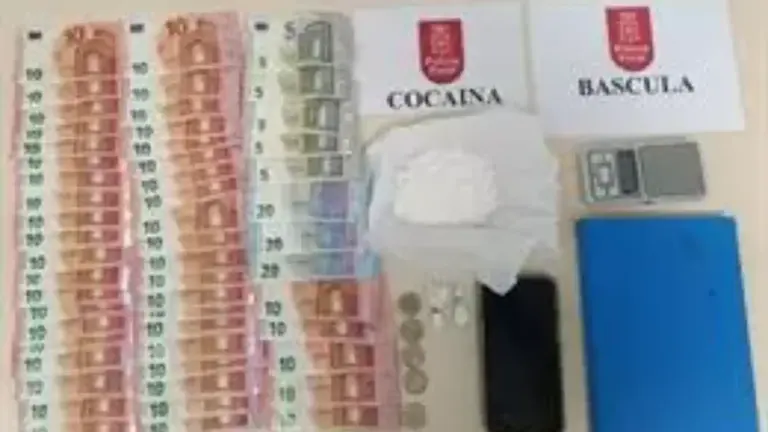 Droga, dinero y efectos intervenidos a la detenida. POLICÍA FORAL