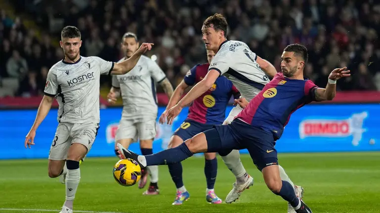 El delantero del F.C. Barcelona Ferran Torres (d) anota el primer gol del equipo durante el partido de LaLiga entre FC Barcelona y CA Osasuna en el Estadio Olímpico de Montjuic, este jueves en Barcelona. EFE/ Alejandro García
