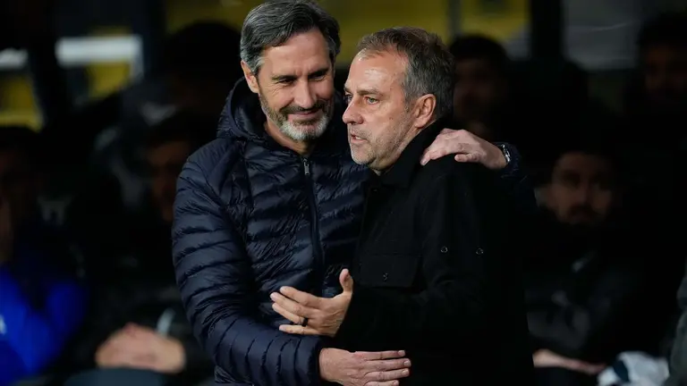 El entrenador del FC Barcelona Hans-Dieter Flick (d) saluda a Vicente Moreno, entrenador de Osasuna, durante el partido de la jornada 27 de LaLiga que FC Barcelona y Atlético Osasuna disputan hoy jueves en el Estadio Olímpico Lluís Companys. EFE/Alejandro García