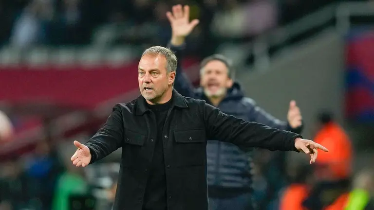 El entrenador del FC Barcelona Hans-Dieter Flick durante el partido de la jornada 27 de LaLiga que FC Barcelona y Atlético Osasuna disputan hoy jueves en el Estadio Olímpico Lluís Companys. EFE/Alejandro García