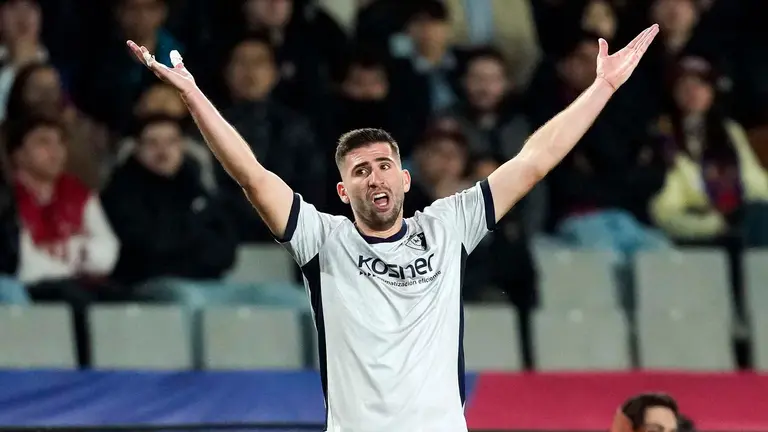 El defensa del Osasuna Jes&uacute;s Areso durante el partido de LaLiga entre FC Barcelona y CA Osasuna en el Estadio Ol&iacute;mpico de Montjuic, este jueves en Barcelona. EFE/ Alejandro Garc&iacute;a