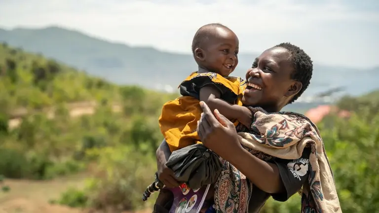 Una madre y su hijo, beneficiarios de la alianza para la vacunación infantil impulsada por la Fundación la Caixa y Gavi, the Vaccince Alliance. FUNDACIÓN LA CAIXA