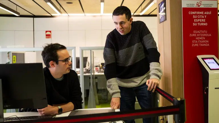 Iván Linares y Aitor Adalid en la oficina de HFN de la calle Esquiroz de Pamplona. GOBIERNO DE NAVARRA