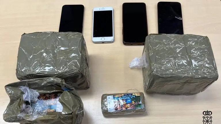 Droga y teléfonos incautados a los detenidos en Pamplona. POLICÍA FORAL