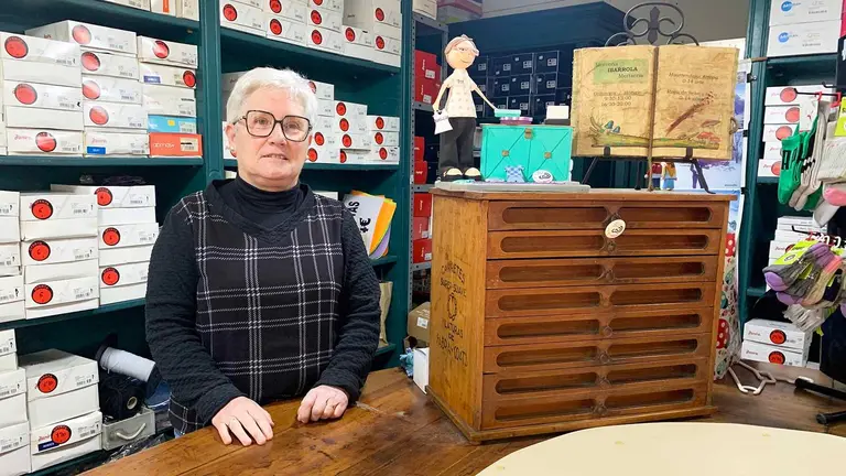 Maite Ibarrola en su mercería situada en la localidad de Santesteban. Navarra.com