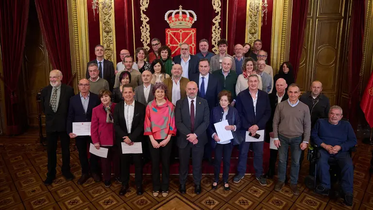 Foto de familia del consejero Arasti y la consejera Esnaola con las personas donantes que han recogido sus diplomas. GOBIERNO DE NAVARRA