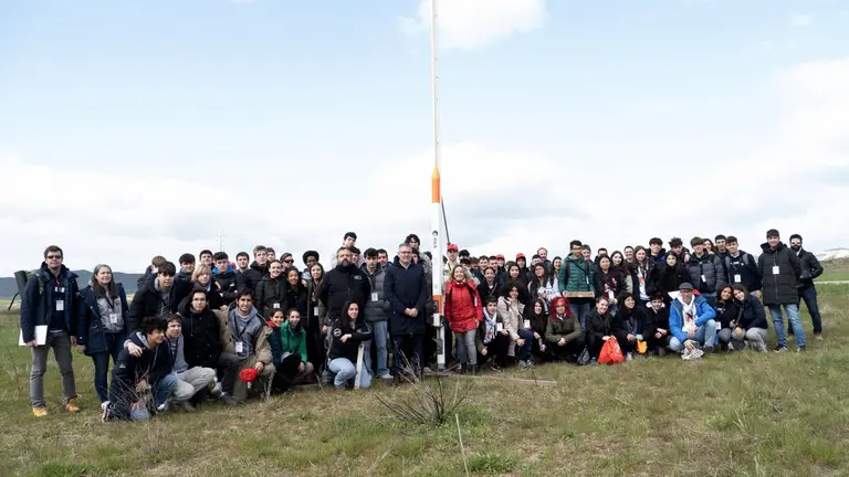 El consejero de Universidad, Innovación y Transformación Digital, Juan Luis García, con los participantes en la séptima edición de CanSat Navarra  GOBIERNO DE NAVARRA
