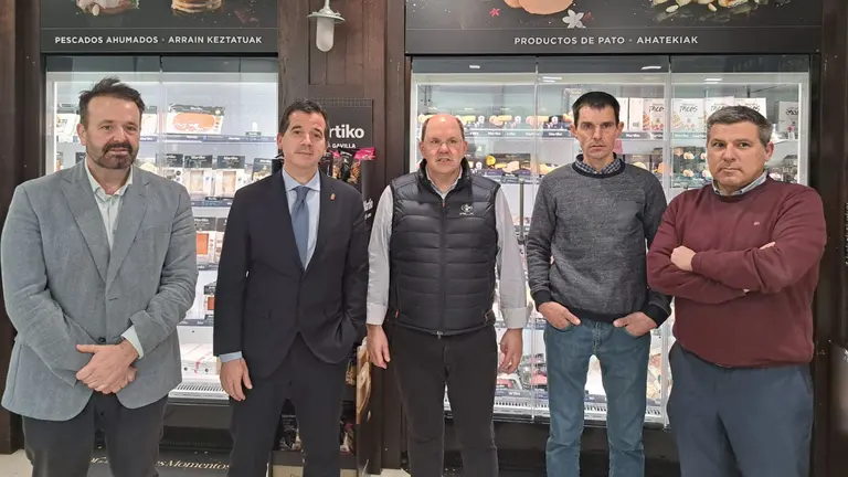El consejero Irujo y el director general Iñigo Arruti (izda), con responsables de la empresa Martiko. GOBIERNO DE NAVARRA