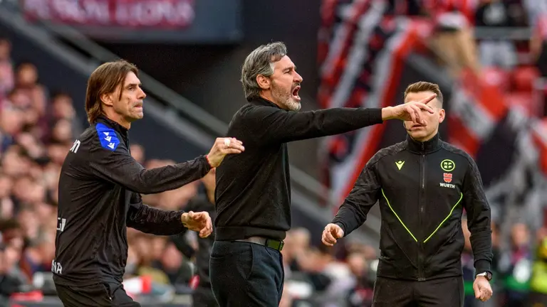 El entrenador del Osasuna, Vicente Moreno, durante el partido de la jornada 29 de LaLiga que Athletic Club y Atlético Osasuna disputan este domingo en el estadio de San Mamés. EFE/Javier Zorrilla
