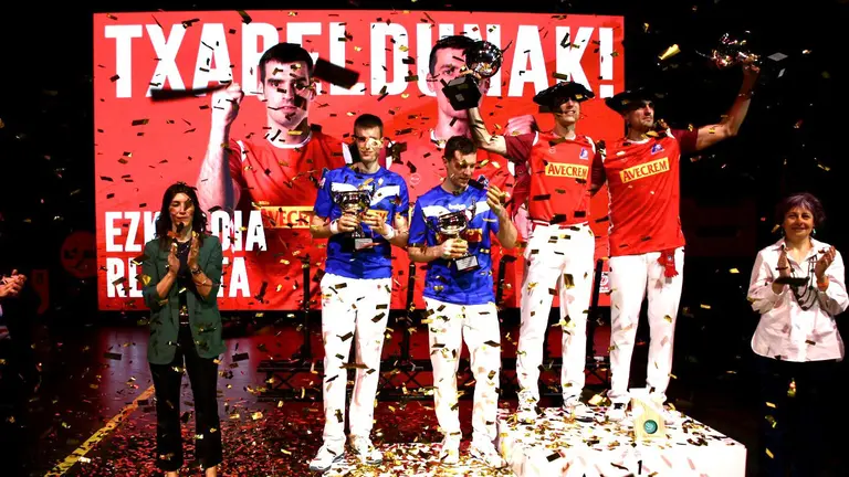 Joseba Ezkurdia (i) y Beñat Rezusta (d) se han proclamado vencedores de la final del Campeonato de Parejas de pelota celebrado este domingo en el Navarra Arena, tras vencer a Iñaki Artola y Jon Mariezkurrena. IÑIGO ALZUGARAY