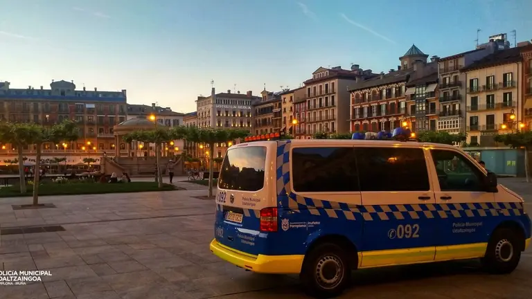 Una patrulla de la Policía Municipal de Pamplona en la Plaza del Castillo. POLICÍA MUNICIPAL