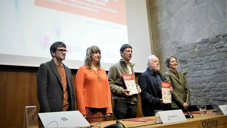 La vicepresidenta Ollo junto al director gerente de Euskarabidea, Javier Arakama, la presidenta de Eusko Ikaskuntza, Ana Urkiza, y los autores del estudio Xabier Erice y Carlos Vilches. GOBIERNO DE NAVARRA