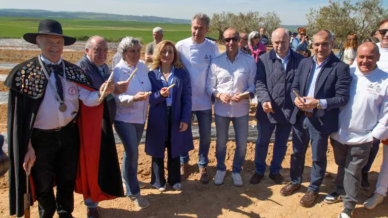 Cocineros y autoridades en la cata del Primer Espárrago de navarra de 2025. REYNO GOURMET