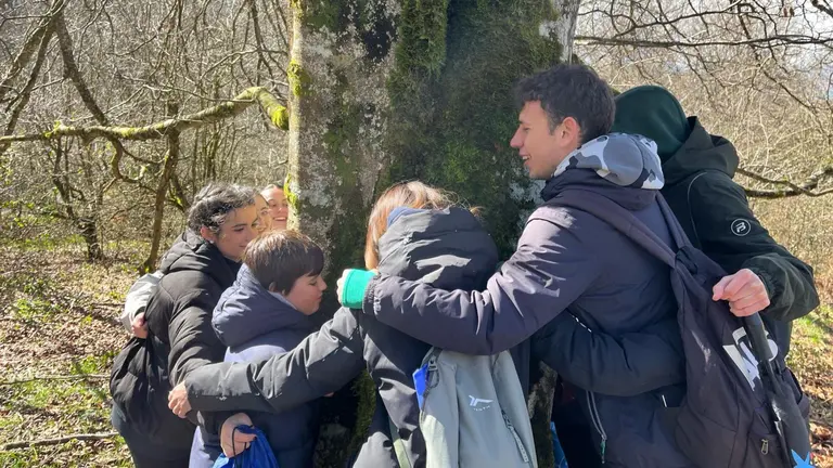 Estudiantes de Magisterio de la Universidad de Navarra realizan una actividad de educación física inclusiva junto a niños con trastorno del espectro autista. CEDIDA